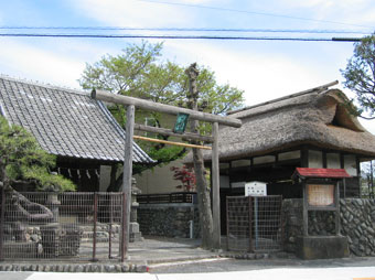 水神社と陣屋門